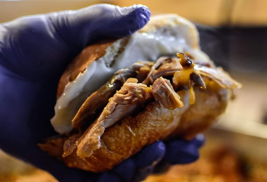 Sandes de pernil com queijo da Serra no Xau Laura