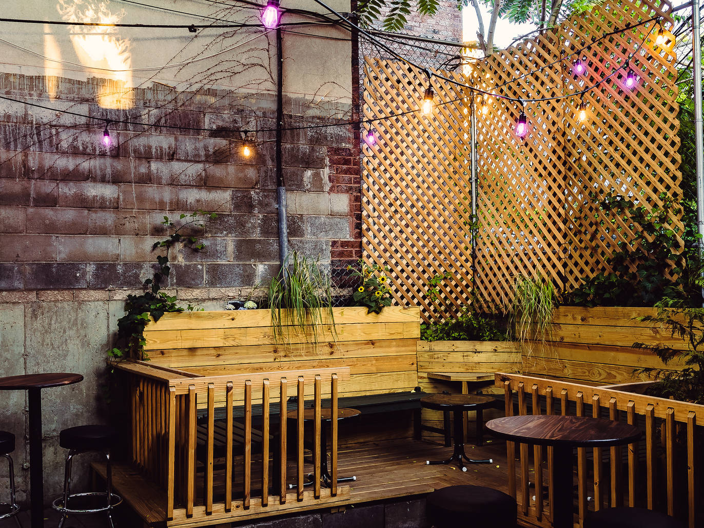 NYC's 26 Best Outdoor Bars For Drinks Outside This Season