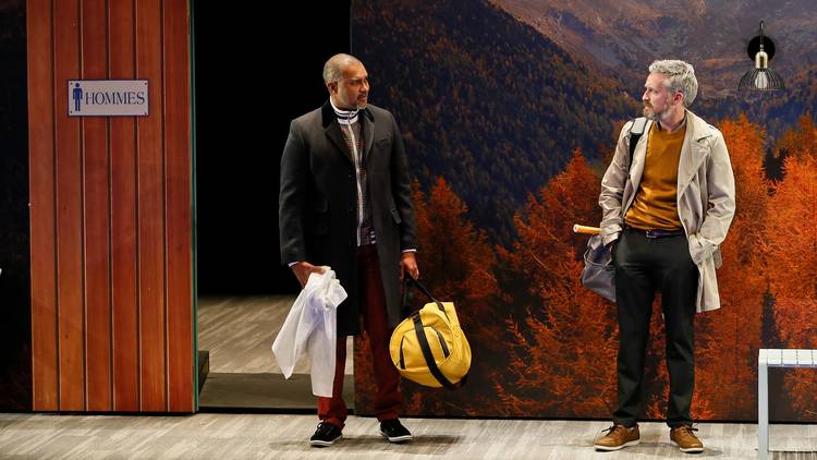 Two men looks questioningly at each other 