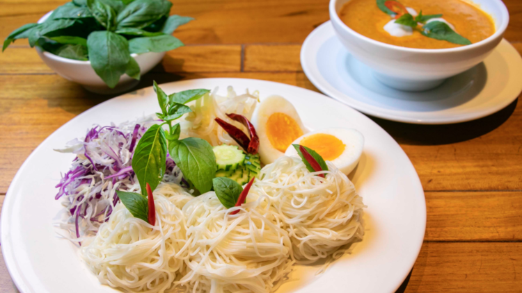 『カノムジーン・ナムヤー・サイ・バイホラパー』（フレッシュカレーつけそうめん）