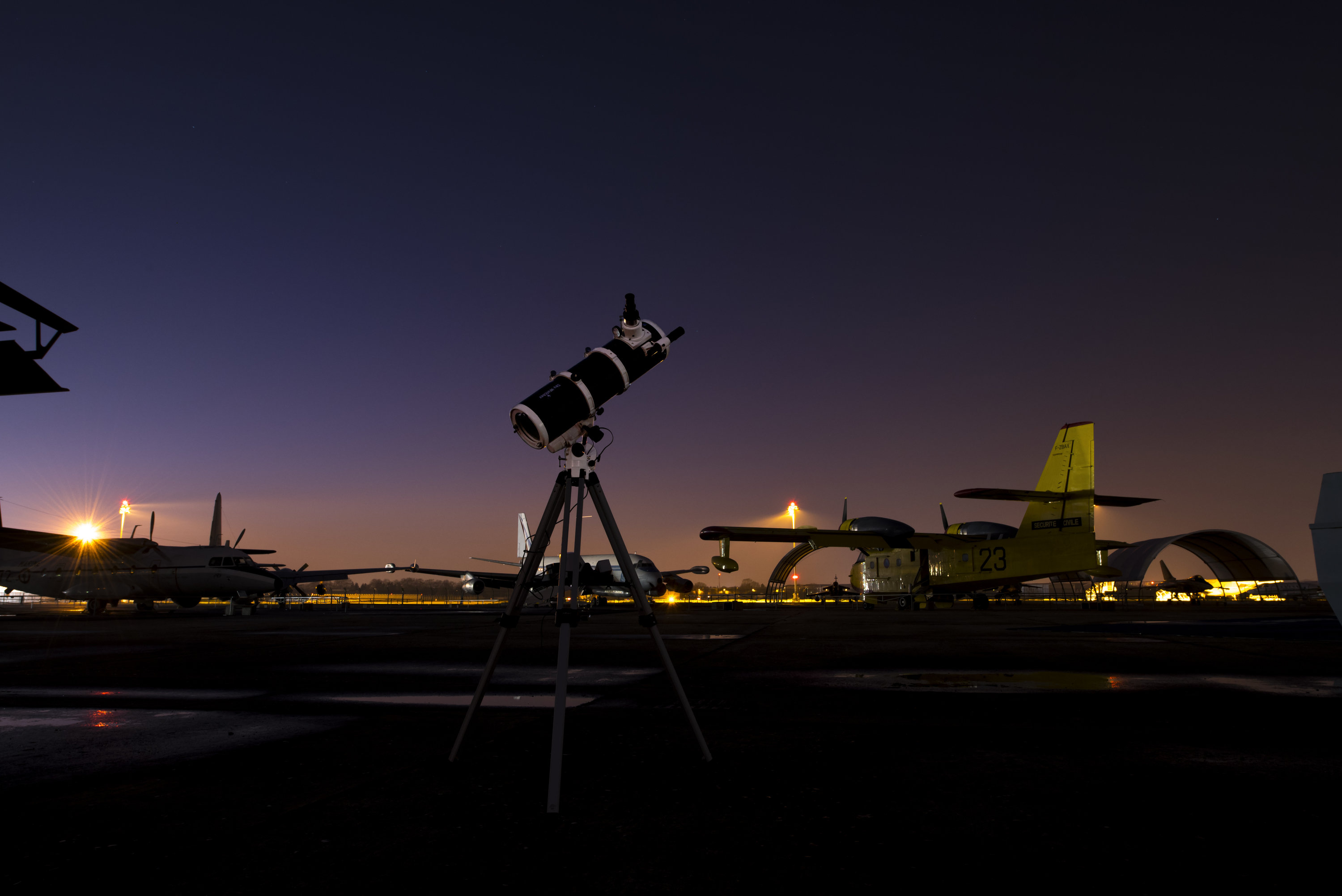 Lunette astronomique du musée de nuit sur le tarmac