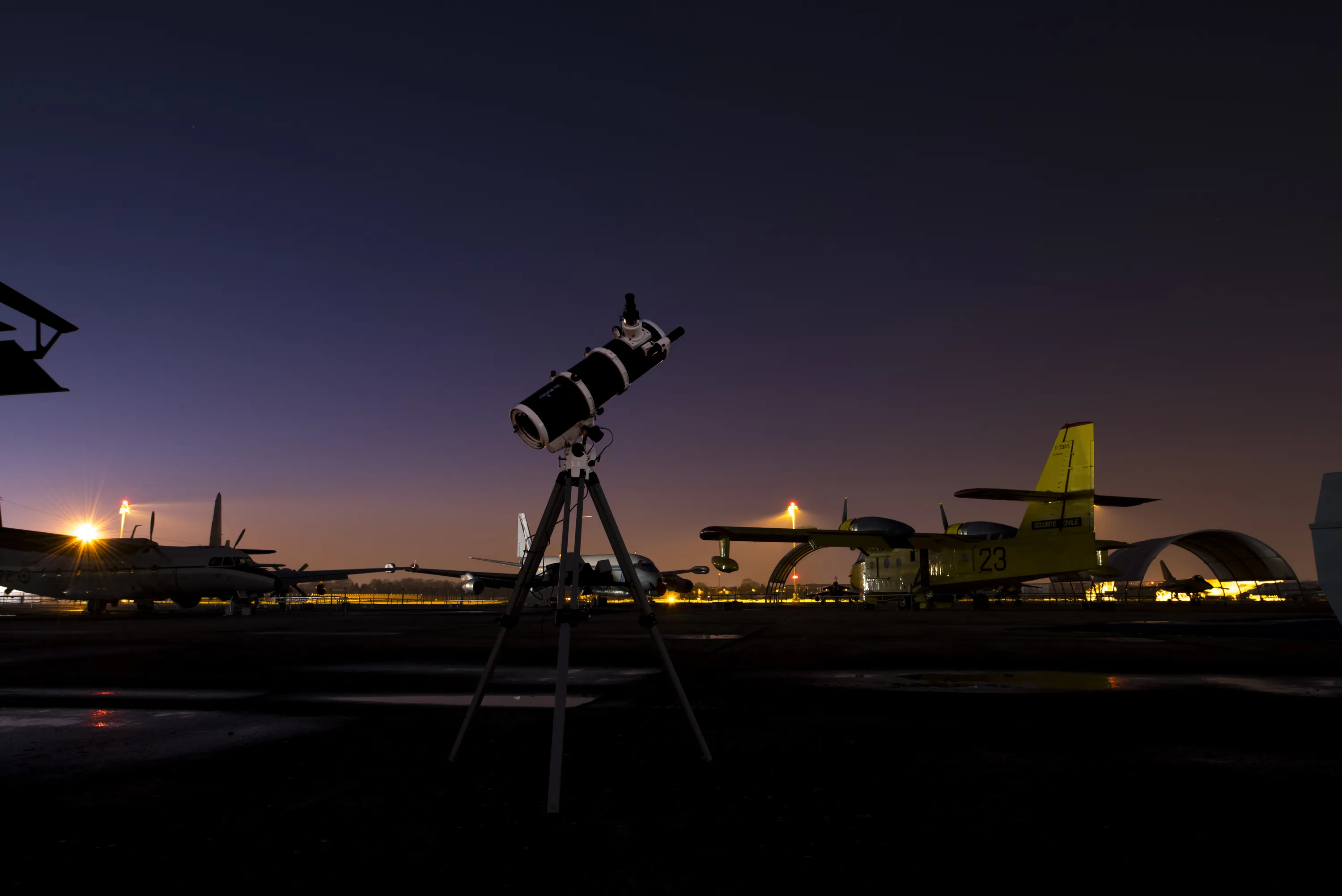 Lunette astronomique du musée de nuit sur le tarmac