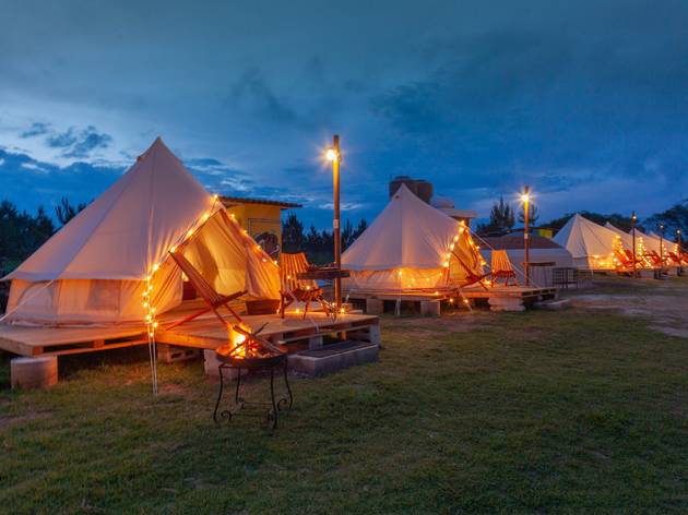Glamping Santuario de las Luciérnagas Glamping Octli Tiendas de glamping con series de luces en el anochecer