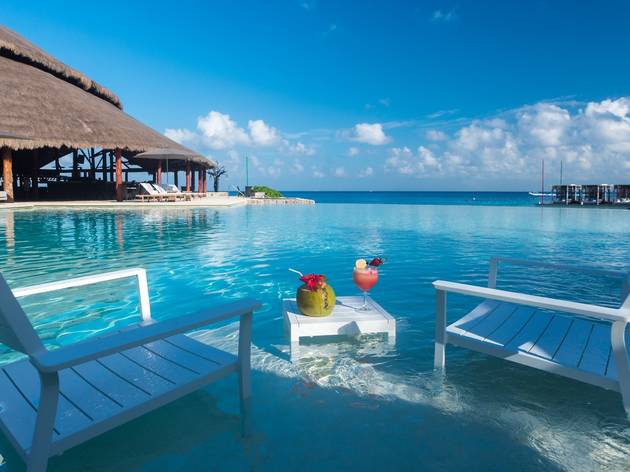 Hotel Presidente Intercontinental Cozumel Infinity pool Hotel Presidente Intercontinental Cozumel con sillas en el agua