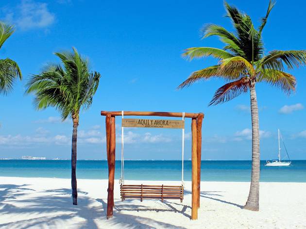 Hotel Presidente Intercontinental Cancún Columpio de madera sobre la arena con vista al mar