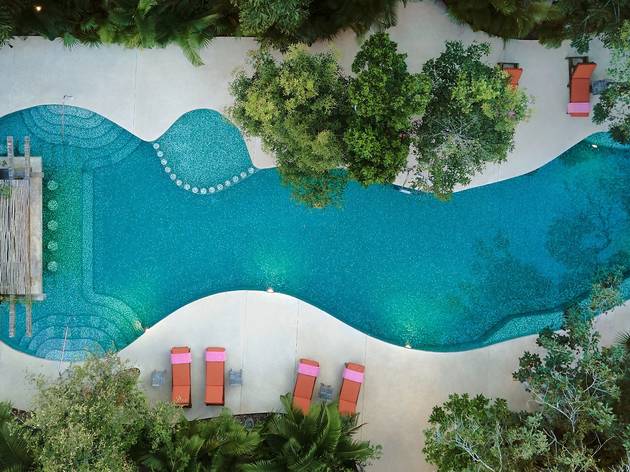 Alberca del hotel Kimpton Aluna Tulum Toma en cenital de alberca en Kimpton Aluna Tulum