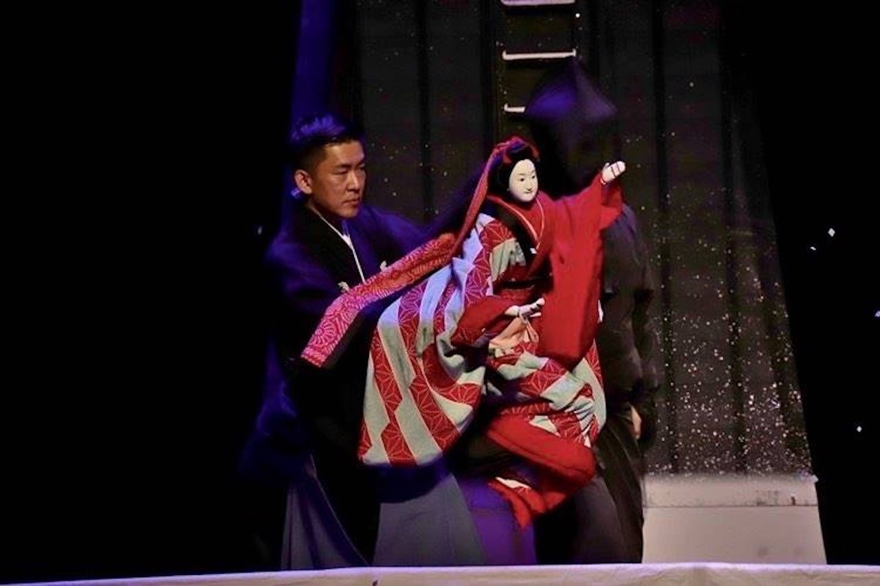 『伊達娘恋緋鹿子』の主役の主遣いを勤める吉田簑紫郎。アジア公演にて