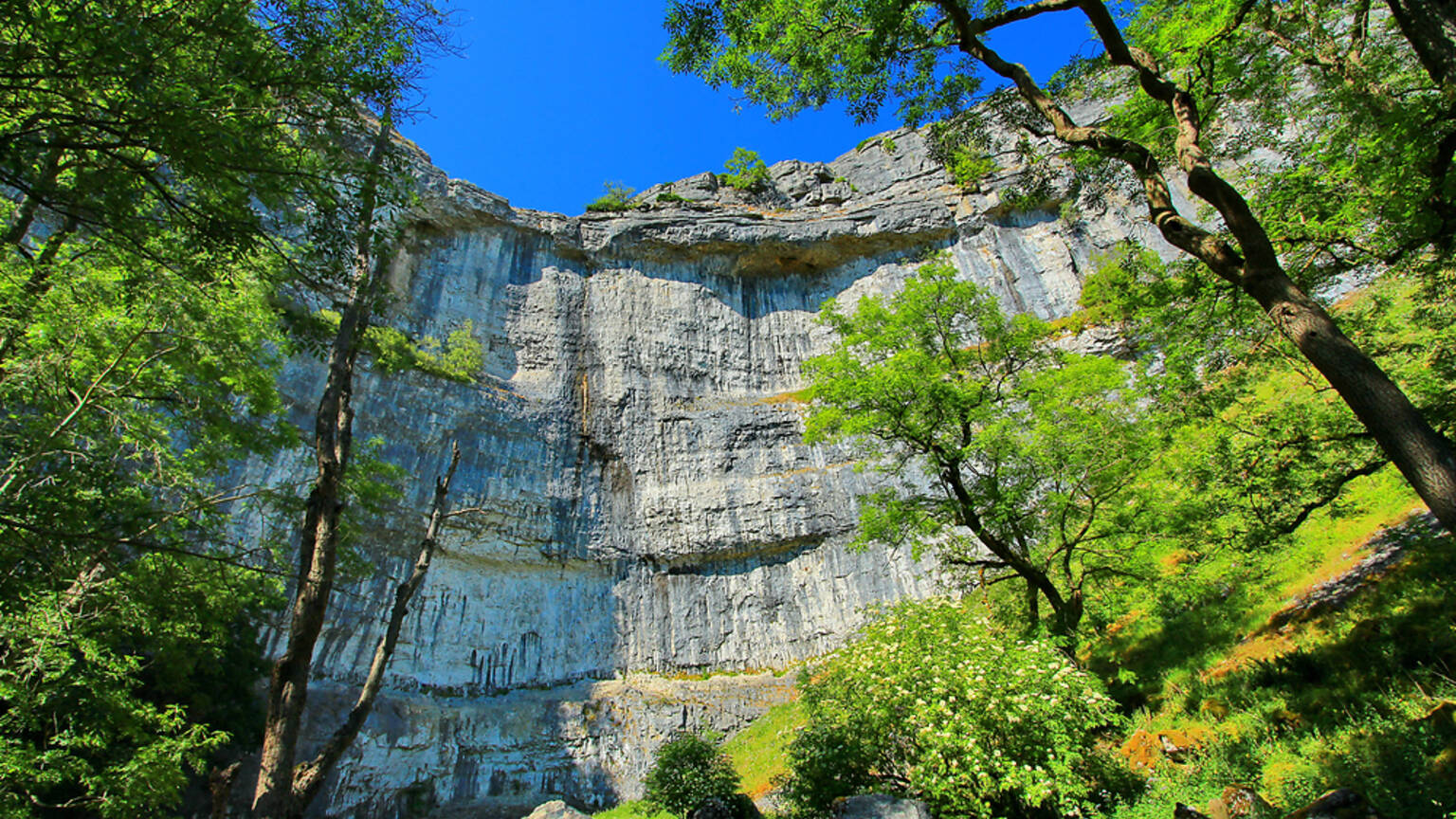 21 Truly Amazing Natural Wonders and Attractions in the UK Right Now