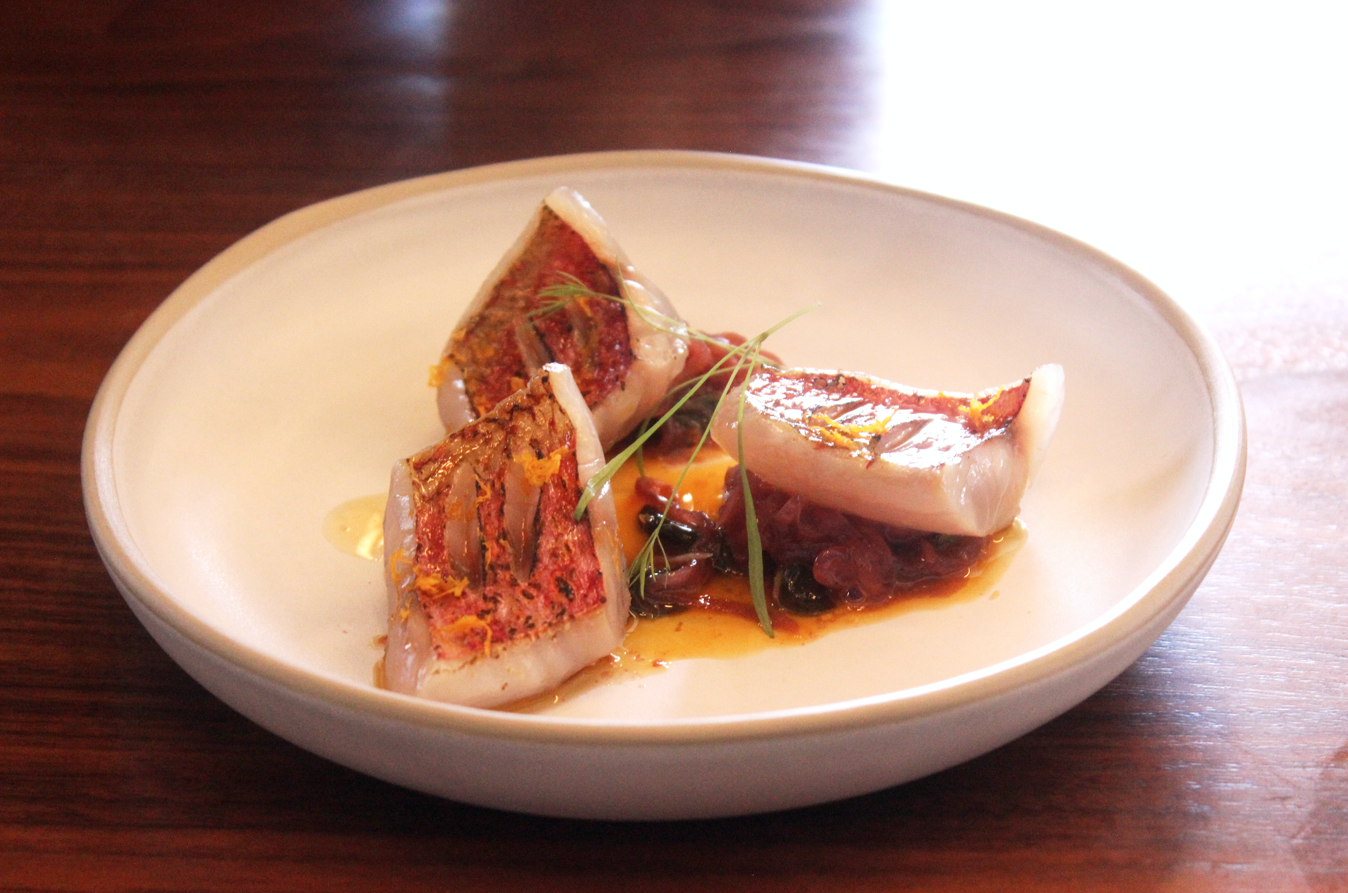Salmonete com escabeche de cerejas e acelgas - Bahr