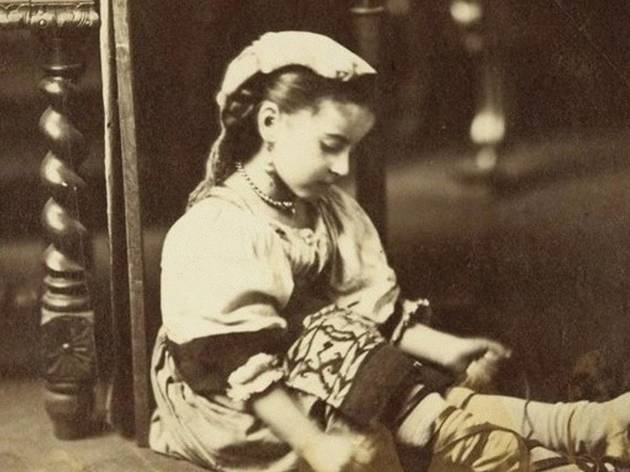 © Musée d'Orsay, dist. RMN-Grand Palais Edmond Lebel avec l'aide de Désiré Lebel, 'Petite fille vêtue à l'italienne, laçant sa chaussure', vers 1865 © Musée d'Orsay, dist. RMN-Grand Palais Edmond Lebel avec l'aide de Désiré Lebel, 'Petite fille vêtue à l'italienne, laçant sa chaussure', vers 1865