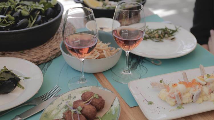 Un aperitivo en la Marina Vela