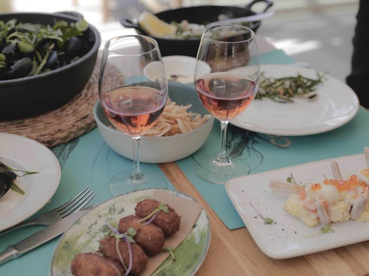 Un aperitivo en la Marina Vela