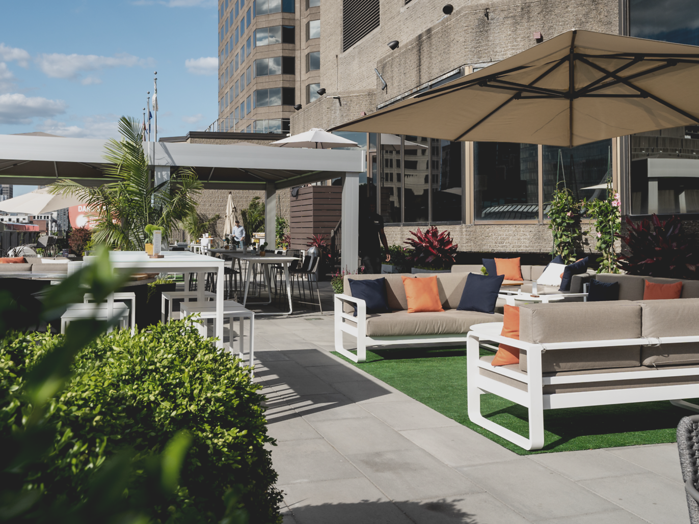 23 Best Rooftop Bars in Montreal To Check Out For Booze with Views