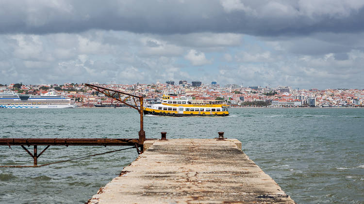 Uma passeata no Cais do Ginjal