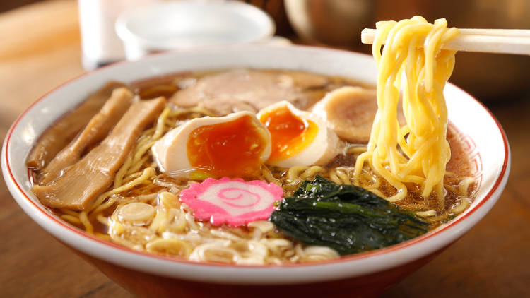 Plato de ramen servido con palillos