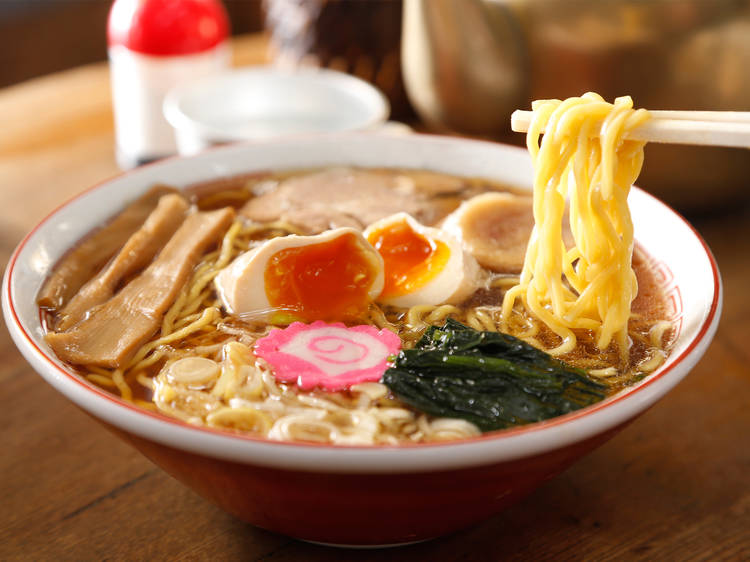 Plato de ramen servido con palillos