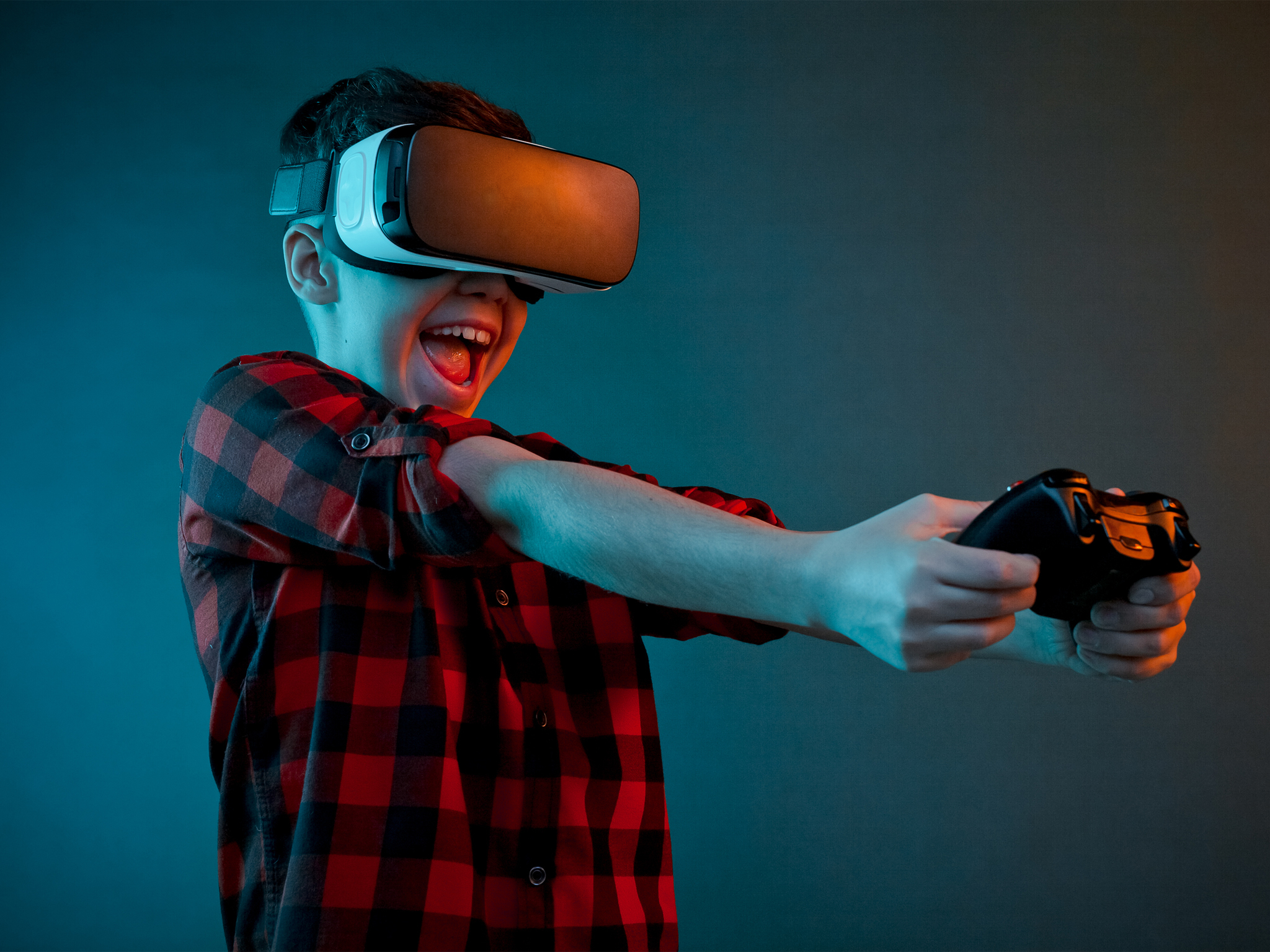 La realidad virtual es emocionante. los niños pequeños usan gafas vr fondo  blanco. concepto de educación virtual. vida moderna. interacción en el  espacio virtual. juegos cibernéticos. tecnología de realidad aumentada.