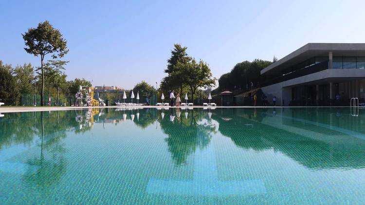 Piscina Verde no Parque Urbano da Cidade de Paredes