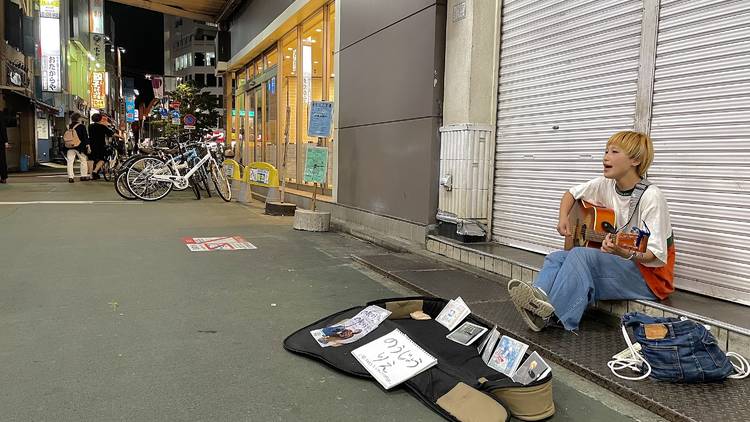 高円寺駅前路上