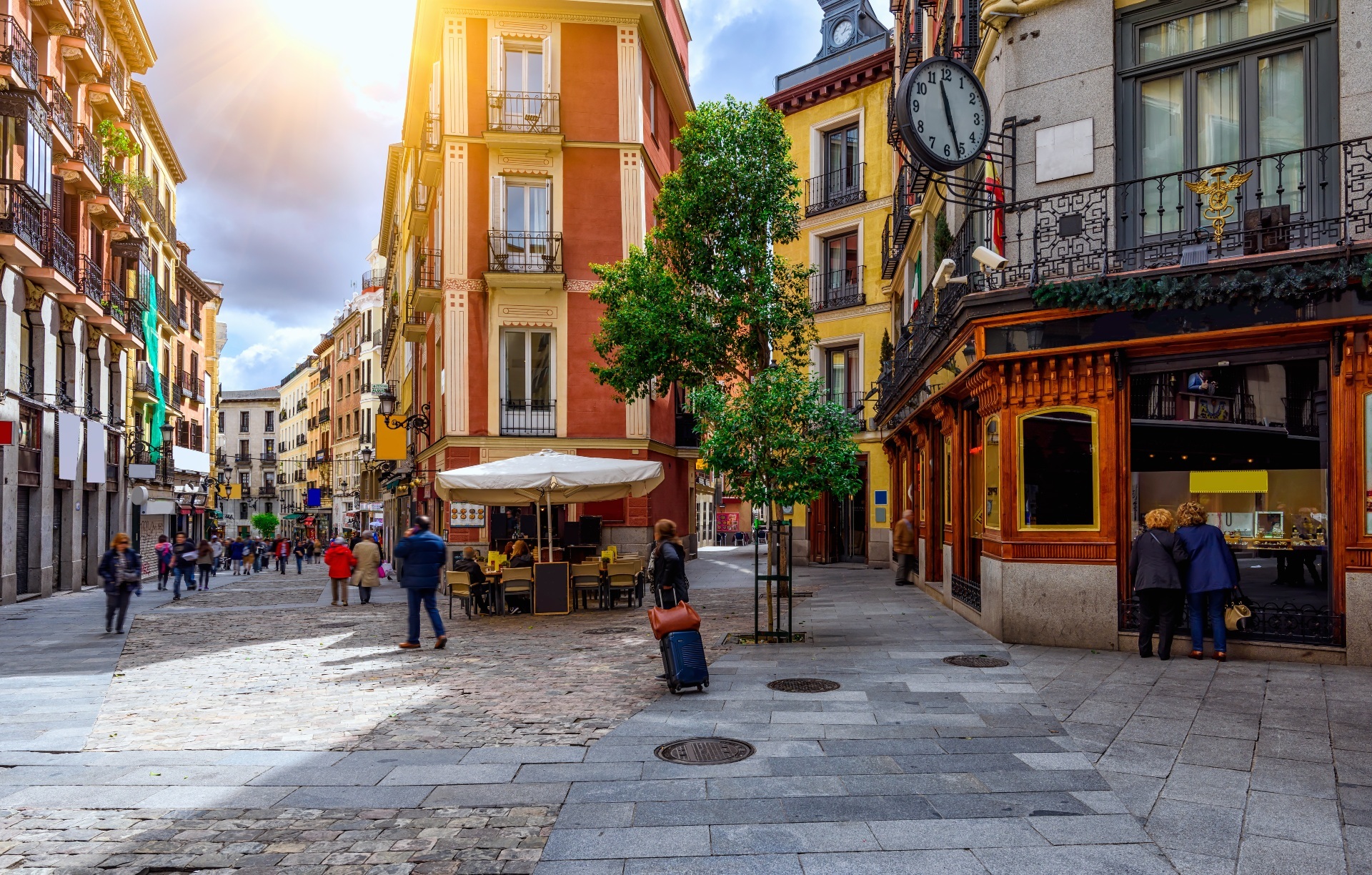 Spaniards Are Fed Up With Madrid's Las Meninas Street Sculptures –