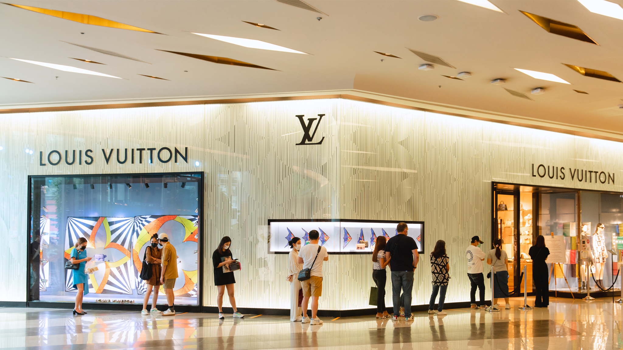 Chinese Tourists Queue in Front of Louis Vuitton, Bangkok, Thailand  Editorial Photography - Image of culture, asia: 134456837