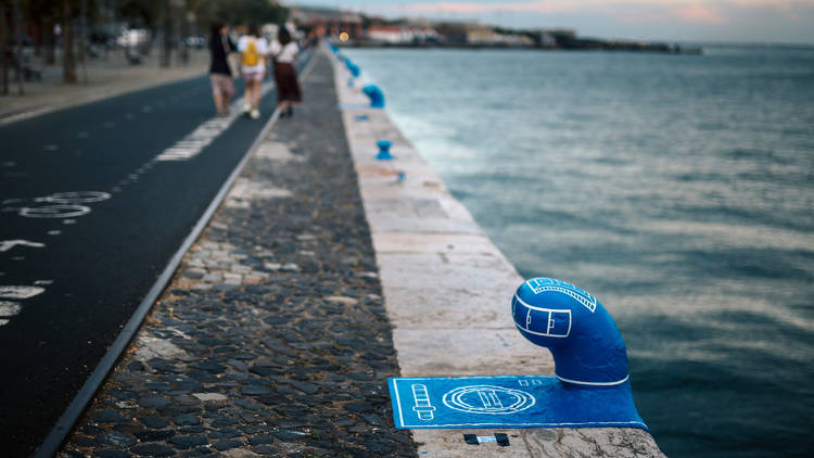 Há uma instalação artística à beira-rio que está a dar nas vistas