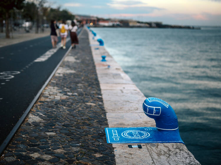 Há uma instalação artística à beira-rio que está a dar nas vistas