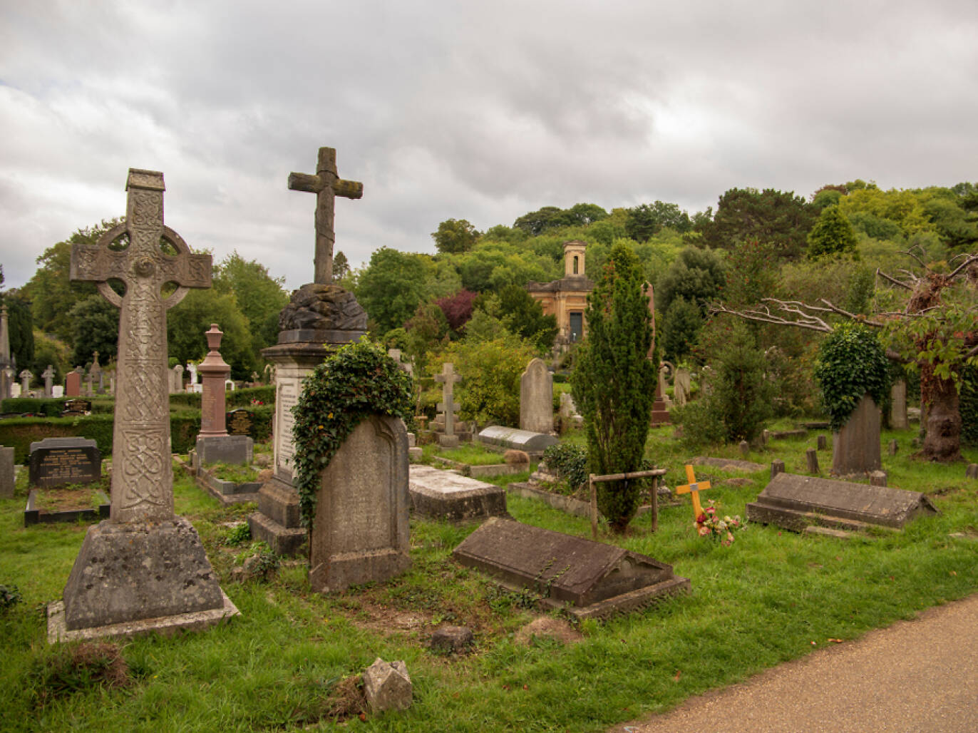 5 Eerily Beautiful Graveyards & Cemeteries to Visit in the UK