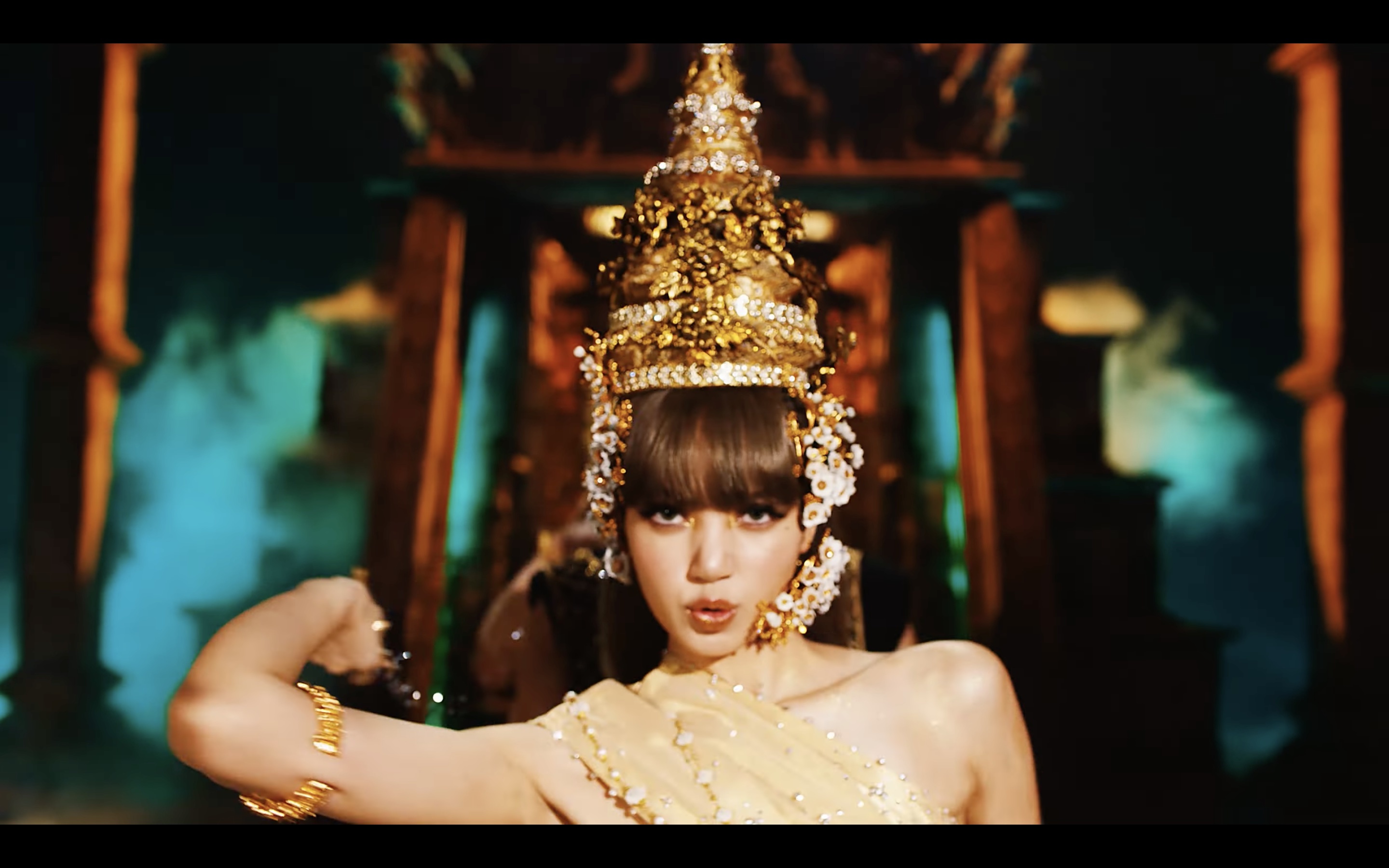 blackpink-s-thai-born-member-lisa-finally-drops-her-first-solo-self