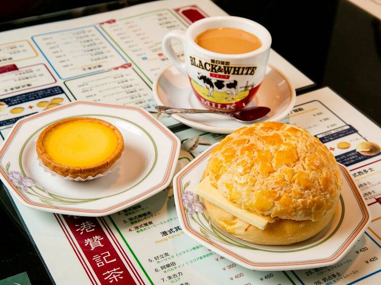 香港式大衆カフェで小腹を満たす。