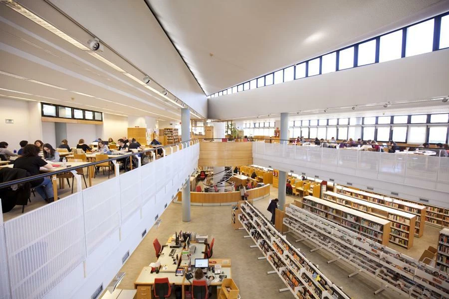 Biblioteca p&uacute;blica La Latina