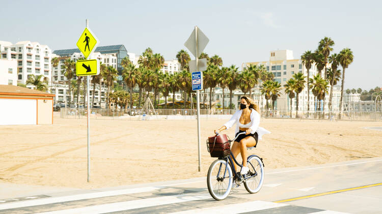 Cruise the coast by bike on the Strand