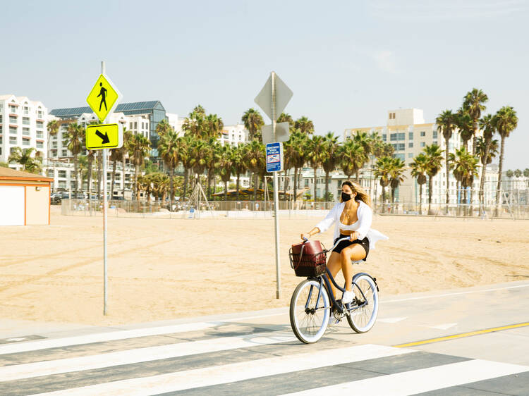 Cruise the coast by bike on the Strand