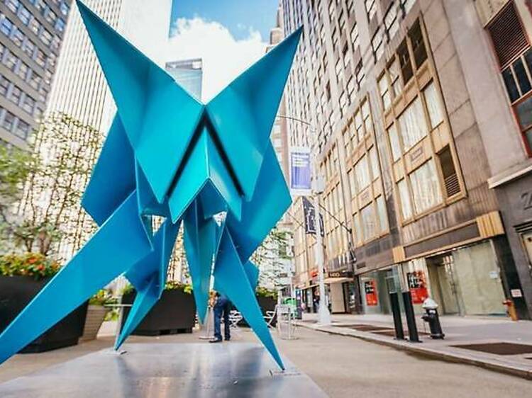 インスピレーションは折り紙 ニューヨークの路上に巨大彫刻が出現
