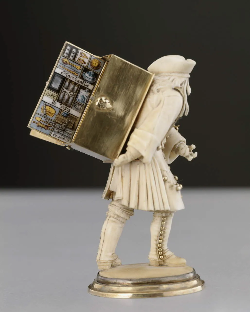Colporteur, statuette en ivoire © Musée du Louvre, dist. RMN-Grand Palais / P.Philibert