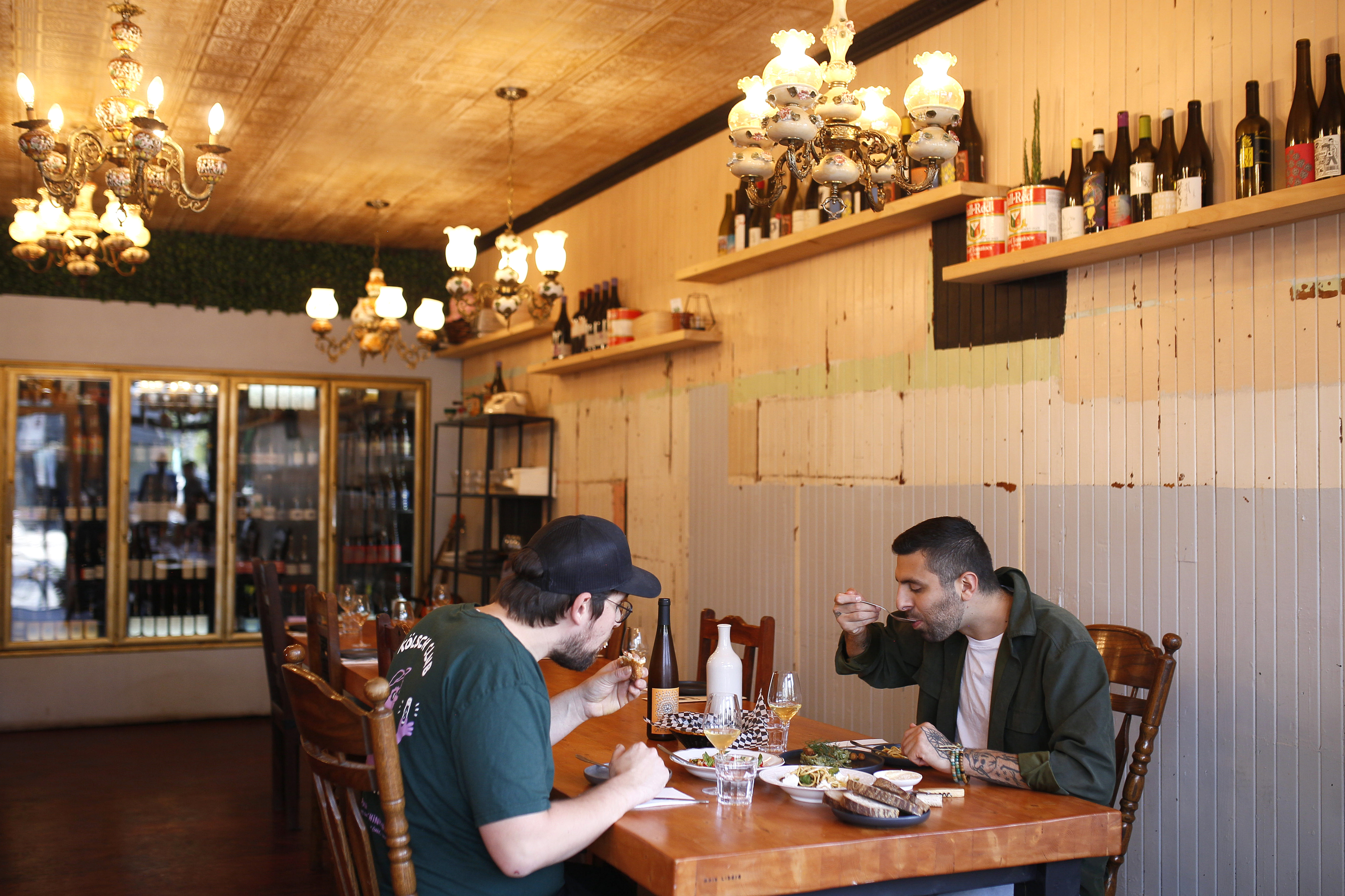 Knuckles Cantine & Vins