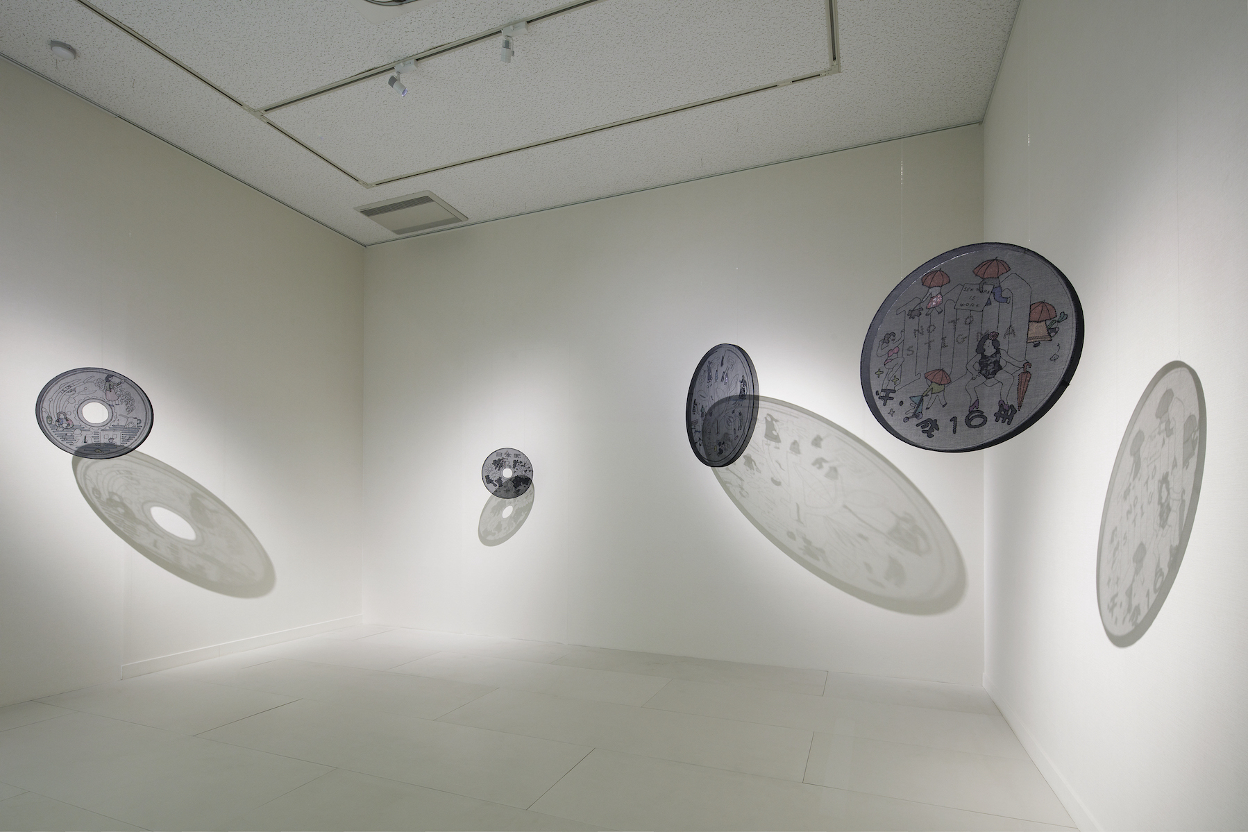 碓井ゆい《shadow of a coin》2013-2018 (個人蔵)(撮影:木暮伸也)