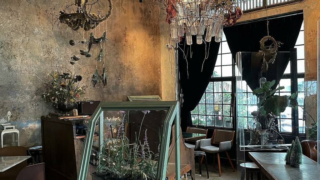 Wallflowers Restaurants in Yaowarat, Bangkok