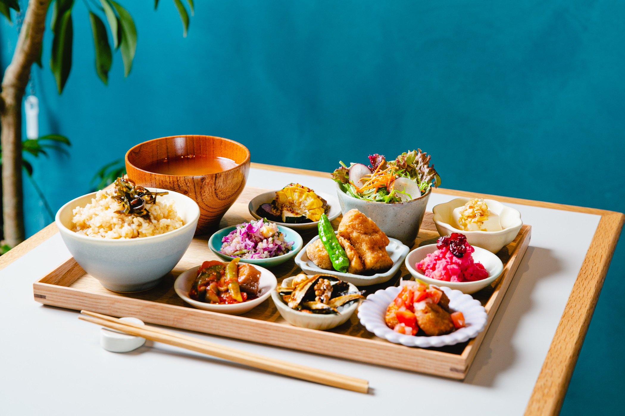 ビーガン豆皿定食やロースイーツが楽しめるカフェ、小春日和TOKYOが登場