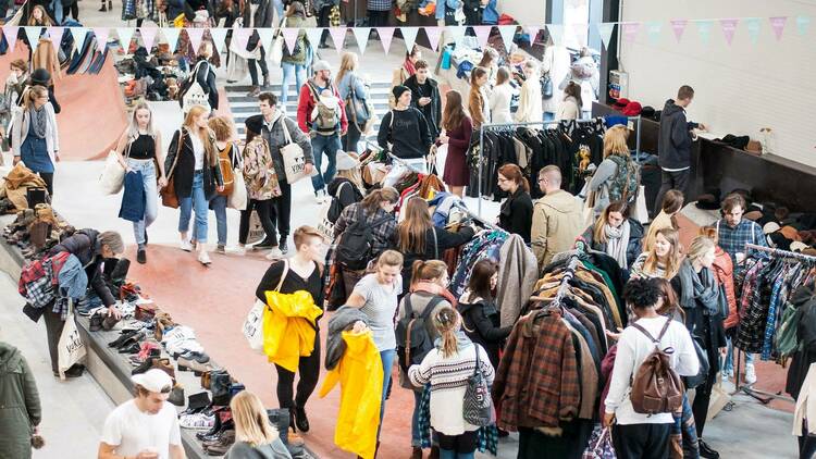 Vuelve a Madrid la mayor de ropa por kilo