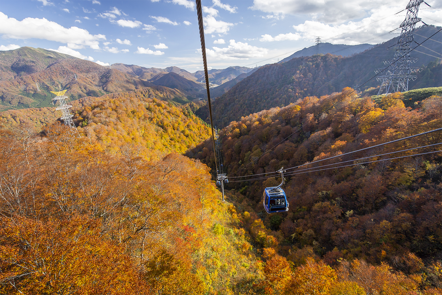 ナイカタのナイパにある日本最長のゴンドラリフトから紅葉を見る