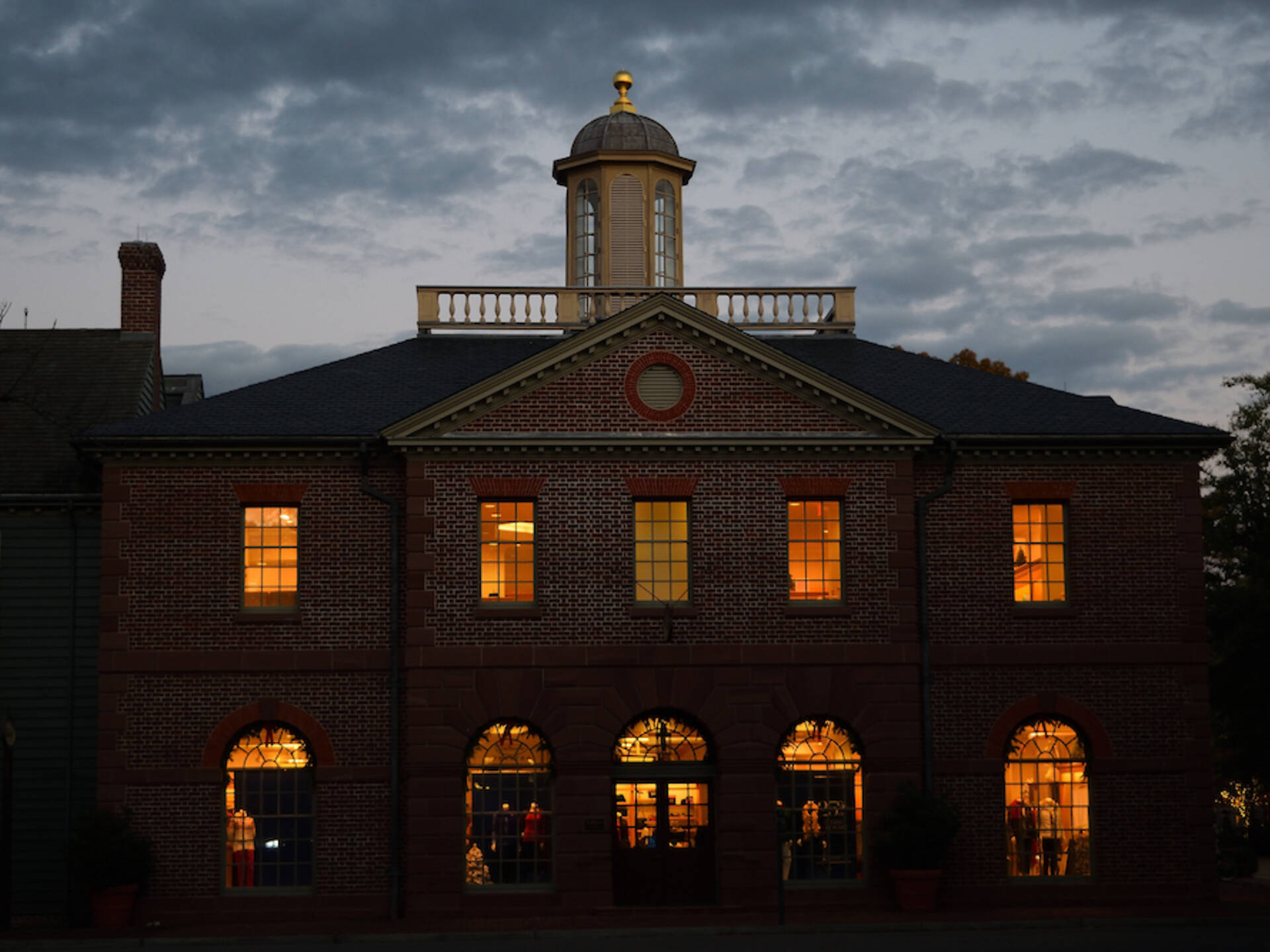 18 Best Ghost Tours in the US Through Cemeteries, Towns and Jails