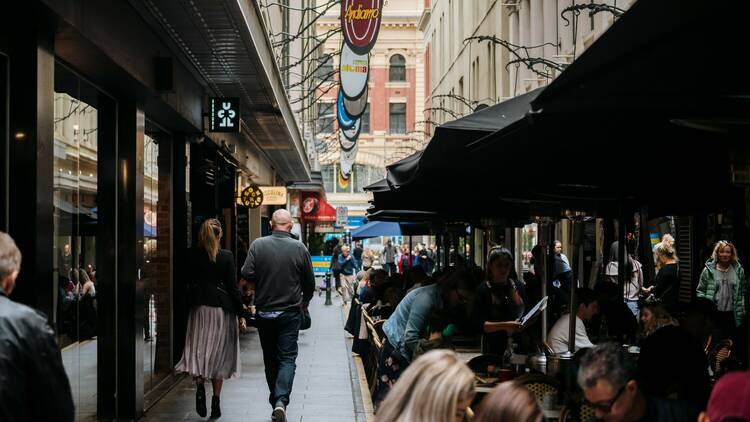 People shopping and dining on Degraves Street in Melbourne