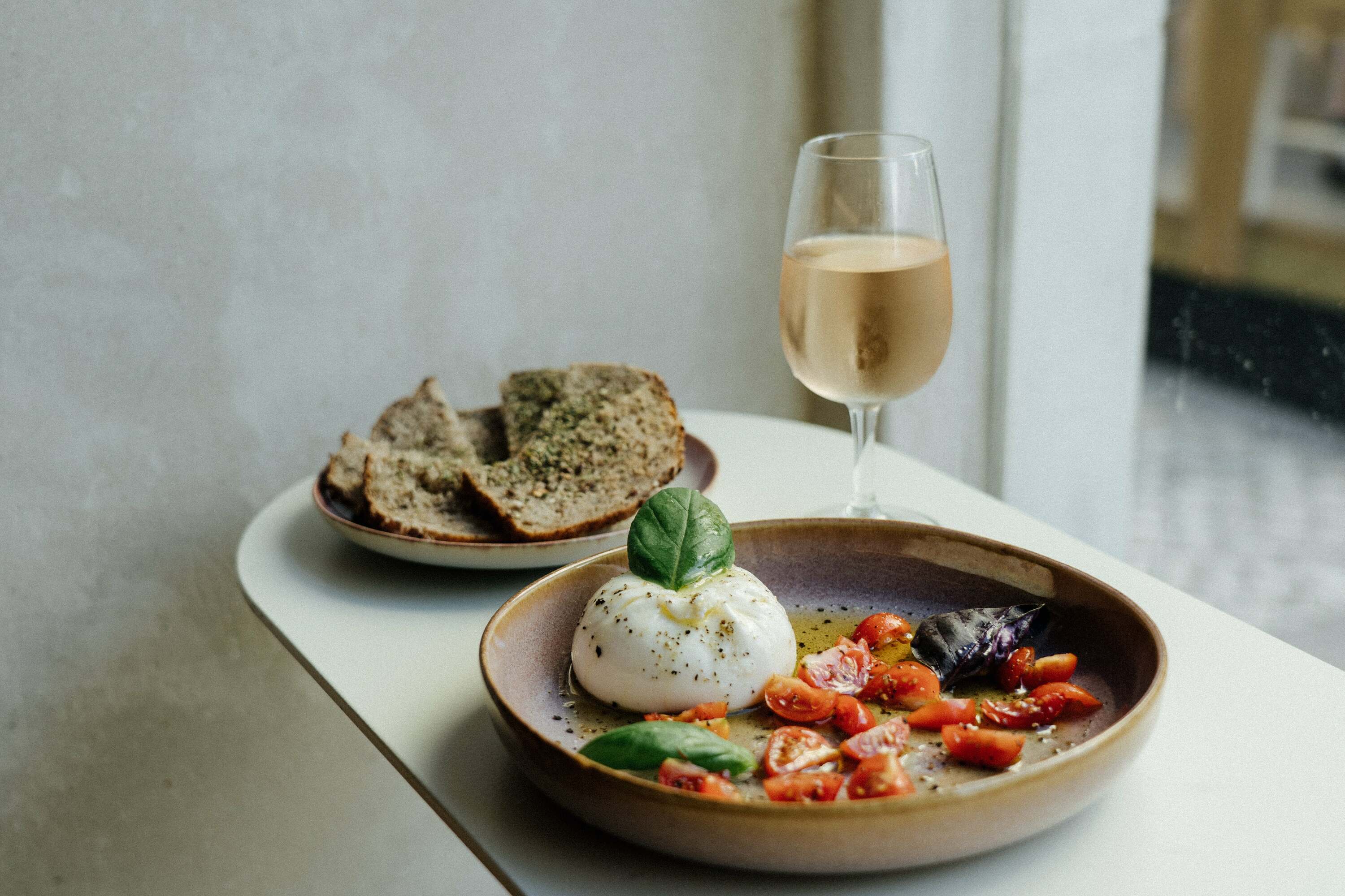 burrata com pão e vinho rosé