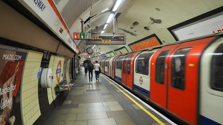 london tube queensway platform