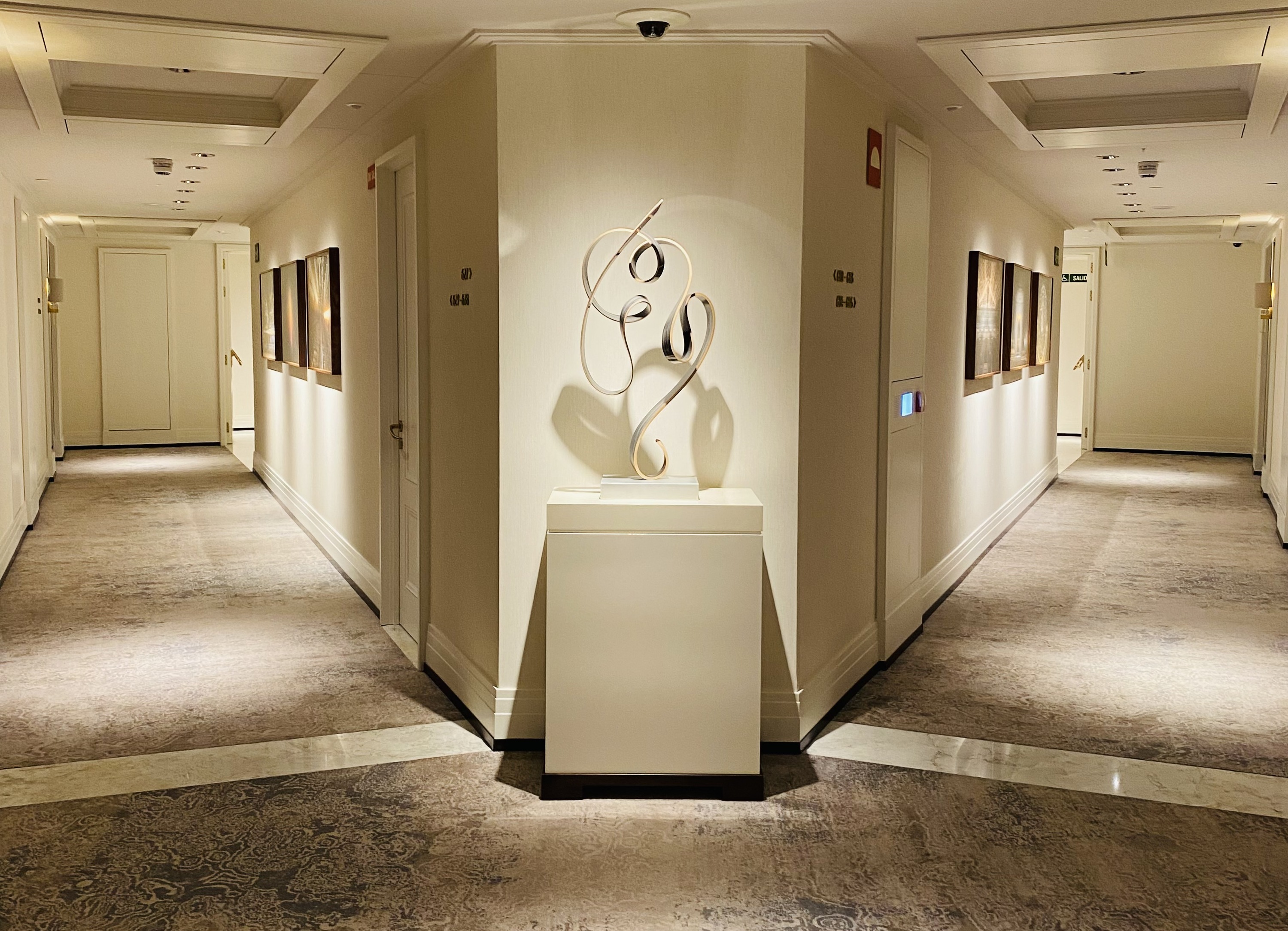 Galería de arte Four Seasons Hotel Madrid pasillos