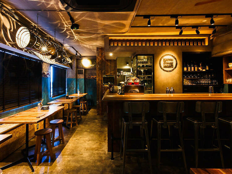 Cool bar: Man locked in store's beer cave stays, drinks all night long