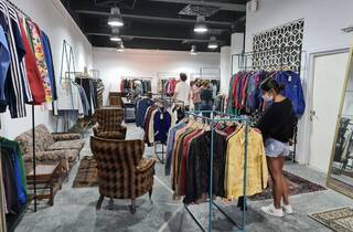 Vintalogy abre su gran tienda de ropa de segunda mano en el Rastro