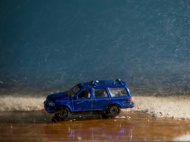 O Estado do Mundo (Quando Acordas) carro em miniatura no meio de uma tempestade