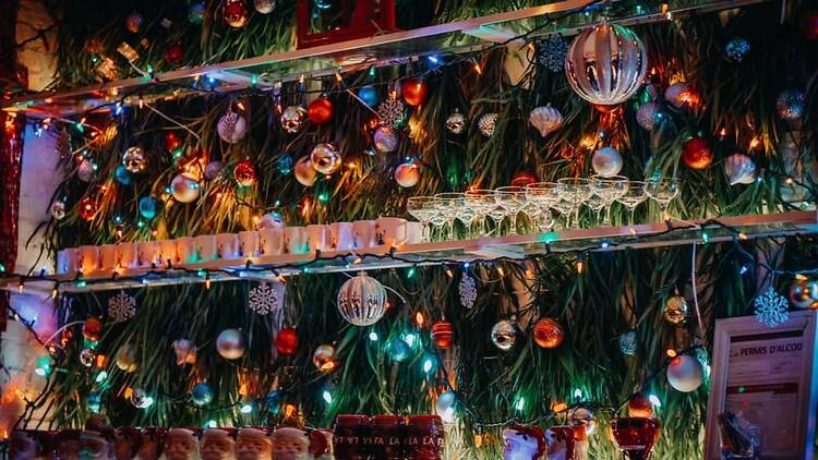 Prenez un verre au bar pop-up Miracle du Vieux-Montréal pour les fêtes.